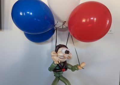 custom balloon gift, parashooting, gift center piece