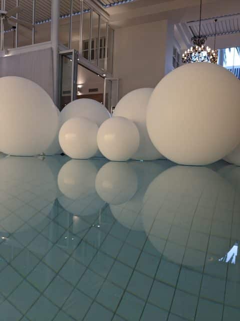 balloons in a pool brisbane modelling set piece balloons near me