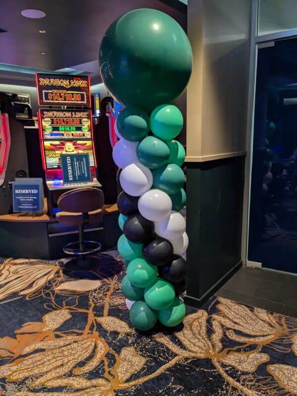Balloon column with topper